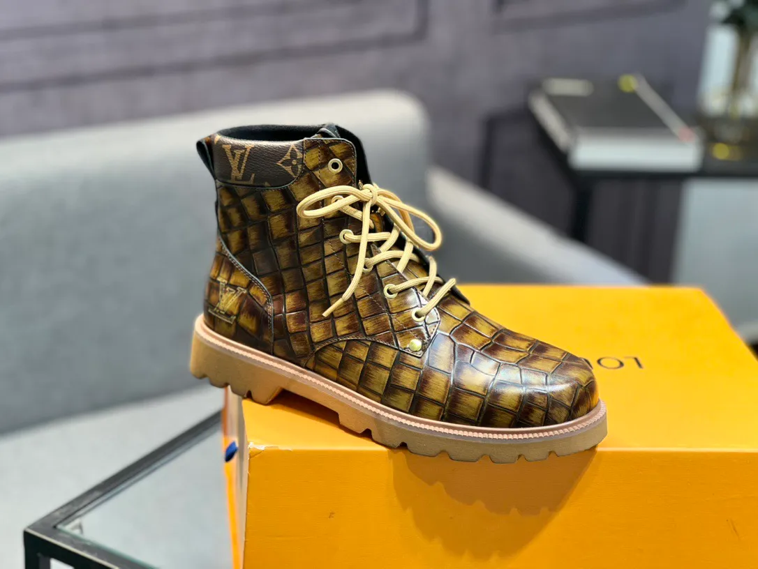 Men's shoes 💰900 L Home - the latest LV men's business casual boots, luxury and nobility are a must, all made of imported original first-layer cowhide, just to create a more comfortable wearing experience, ➕top imported water-dyed full cow lining, original high wear-resistant outsole! 👏👏 Size: Male 39-44; (38 45 46 customized)